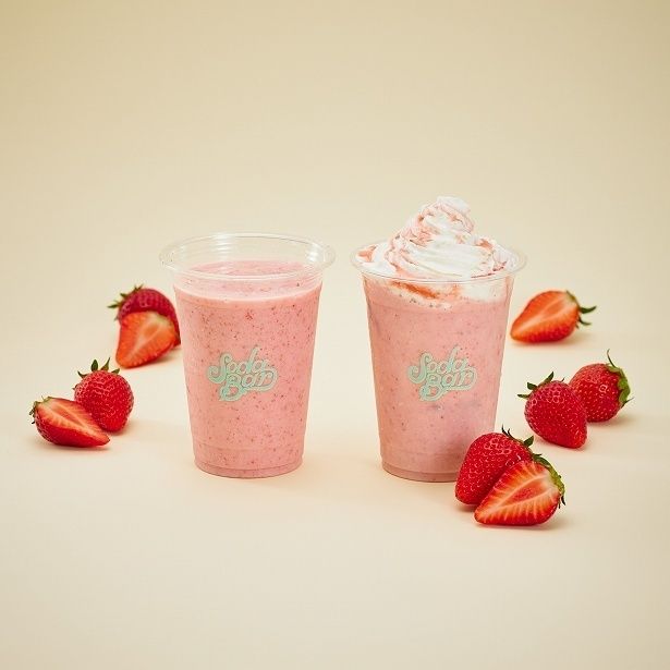 「MARINE＆WALK YOKOHAMA」の「Styles Annex」のストロベリースムージー ホイップトッピング(右)