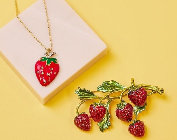 「Yokohama Glass」のいちごの形のアクセサリー(各2750円)