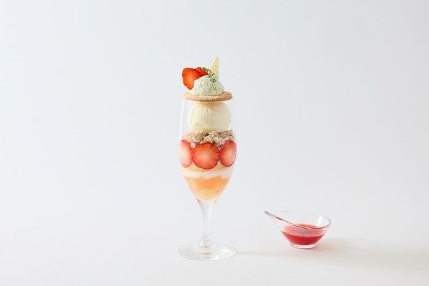 「chano-ma」の「いちごのホワイトショコラパフェ～ごろっといちごソース添え～」(1400円)