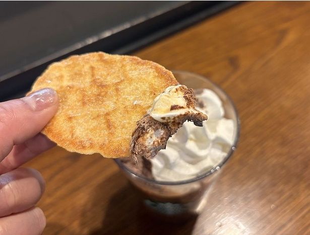 “ディップして味わう” 新しい体験！ワッフルクッキーでフラペチーノをすくい上げて口に運ぶたびに、香ばしいワッフルクッキーの食感が加わる