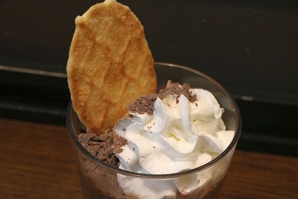 トッピングのカカオシェイブは、溶けている部分と溶けていない部分の味や食感の違いも楽しめる