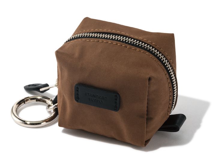 カラビナ付きで、メインのバッグにチャーム感覚で取り付けられるミニポーチ。