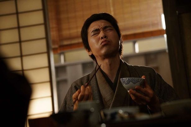 【写真を見る】なんて美味しそうに食べるんだ！総一郎役の柄本佑、口いっぱいにご飯を頬張り満足げな表情 [c]2026「木挽町のあだ討ち」製作委員会 [c]2023 永井紗耶子／新潮社