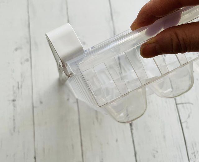 ダイソーの「吊り下げ冷蔵庫収納ケース（卵用）組み立て方 とってを前に