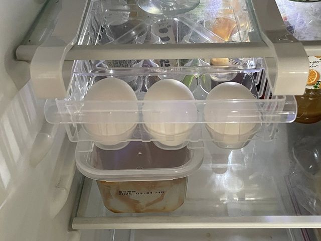 ダイソーの「吊り下げ冷蔵庫収納ケース（卵用）組み立て方 冷蔵庫の棚板にケースホルダーをはめる