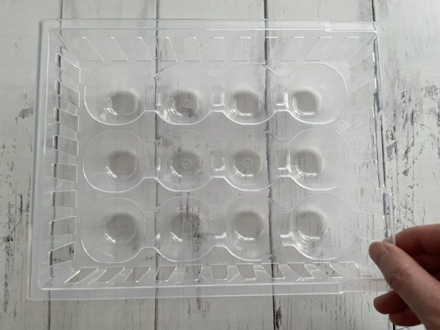 ダイソーの「吊り下げ冷蔵庫収納ケース（卵用）」12個入れられる