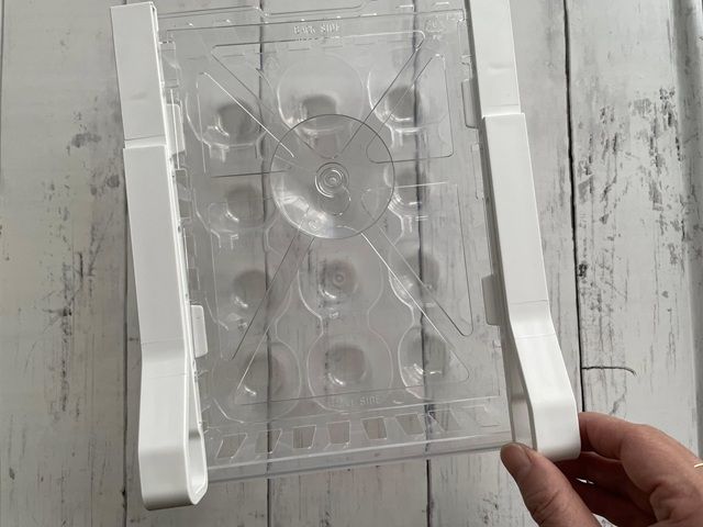 ダイソーの「吊り下げ冷蔵庫収納ケース（卵用）洗いやすいプラスチック素材