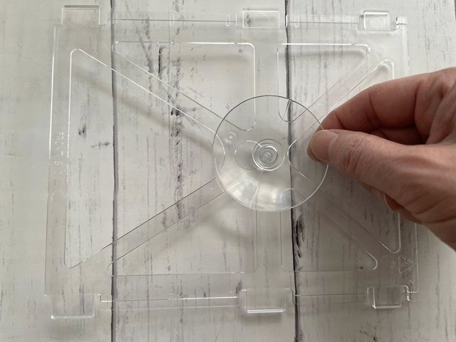 ダイソーの「吊り下げ冷蔵庫収納ケース（卵用）吸盤付き