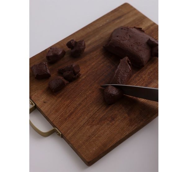 一口大に切り分ける （C）emi sweets／KADOKAWA