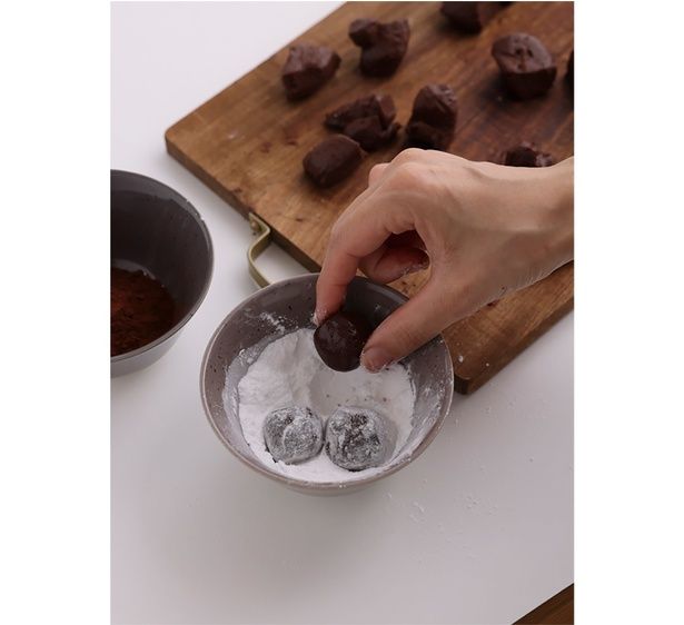 粉糖またはココアパウダーをまぶす （C）emi sweets／KADOKAWA