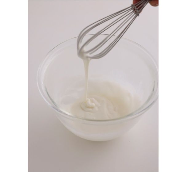 ボウルに餅と牛乳を入れ、ラップをして電子レンジで2分加熱する （C）emi sweets／KADOKAWA