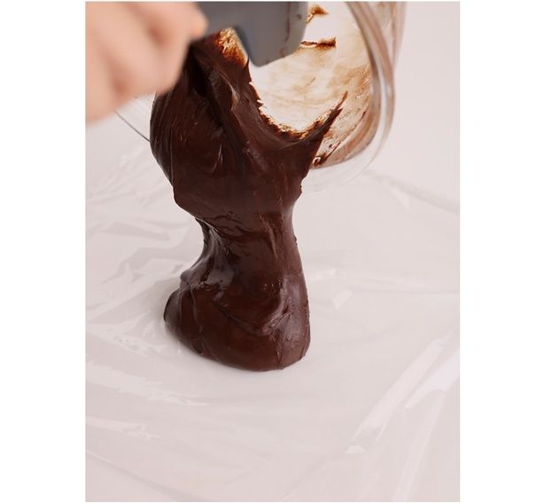 餅の熱で溶かしながら混ぜる （C）emi sweets／KADOKAWA