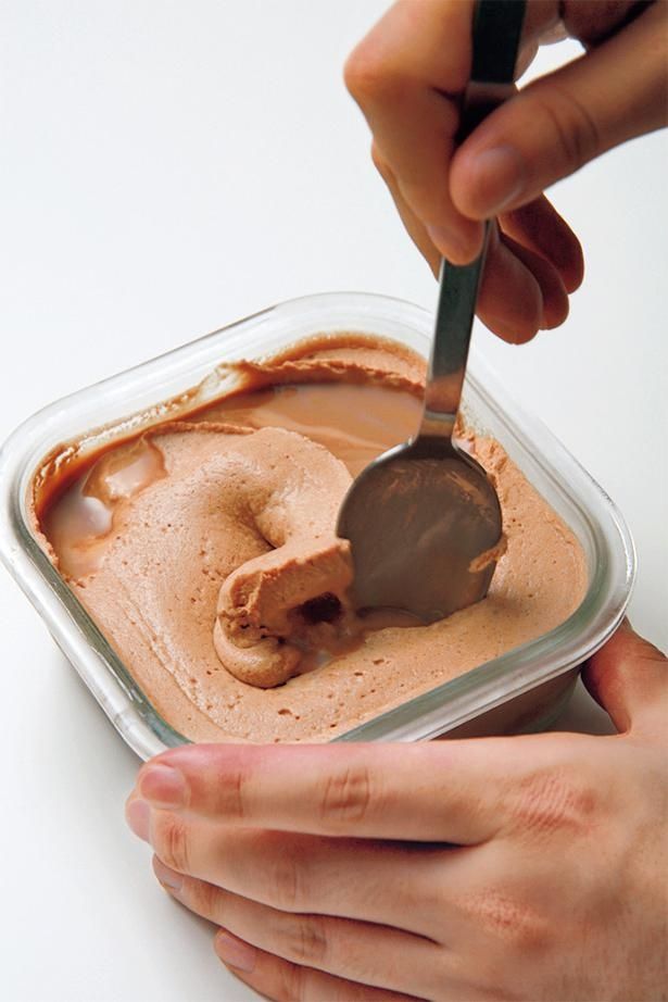 いったん冷凍室から取り出し、アイス全体をスプーンで混ぜると、むらがなくなる （C）げんきスイーツ／KADOKAWA