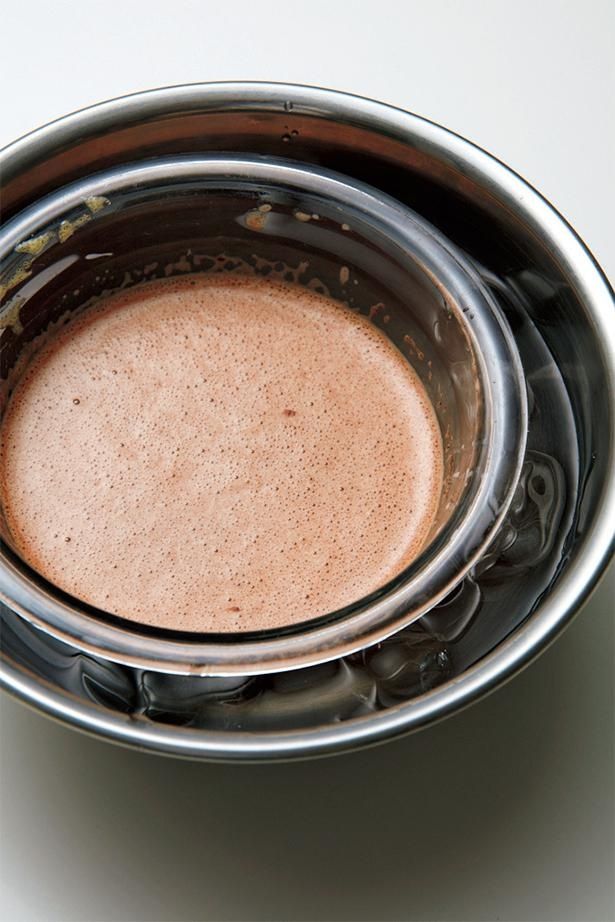 氷水で冷やすことで、アイスのキメが整いやすくなる （C）げんきスイーツ／KADOKAWA