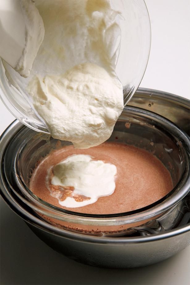 生クリームを6分立てにしてから、混ぜる （C）げんきスイーツ／KADOKAWA