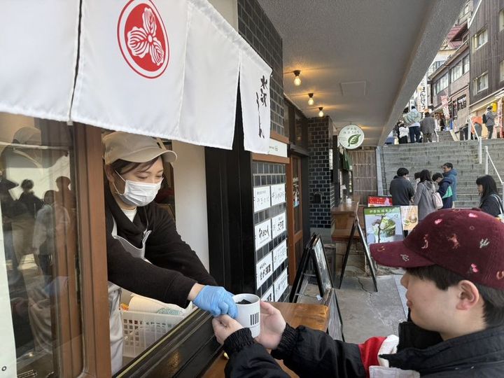 大澤屋 マグカップうどん 店先 手渡し 立ち食い