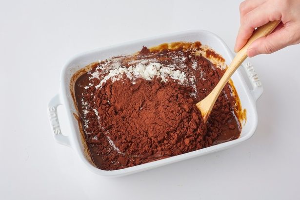 粉っぽさがなくなるまで混ぜる （C）青木ゆかり（♪♪maron♪♪）／KADOKAWA