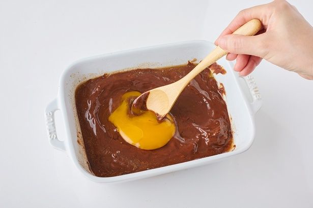 卵を1個ずつ割り入れて、都度なめらかになるまで混ぜる （C）青木ゆかり（♪♪maron♪♪）／KADOKAWA