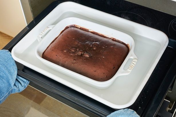 仕上げにココアパウダーをふる （C）青木ゆかり（♪♪maron♪♪）／KADOKAWA