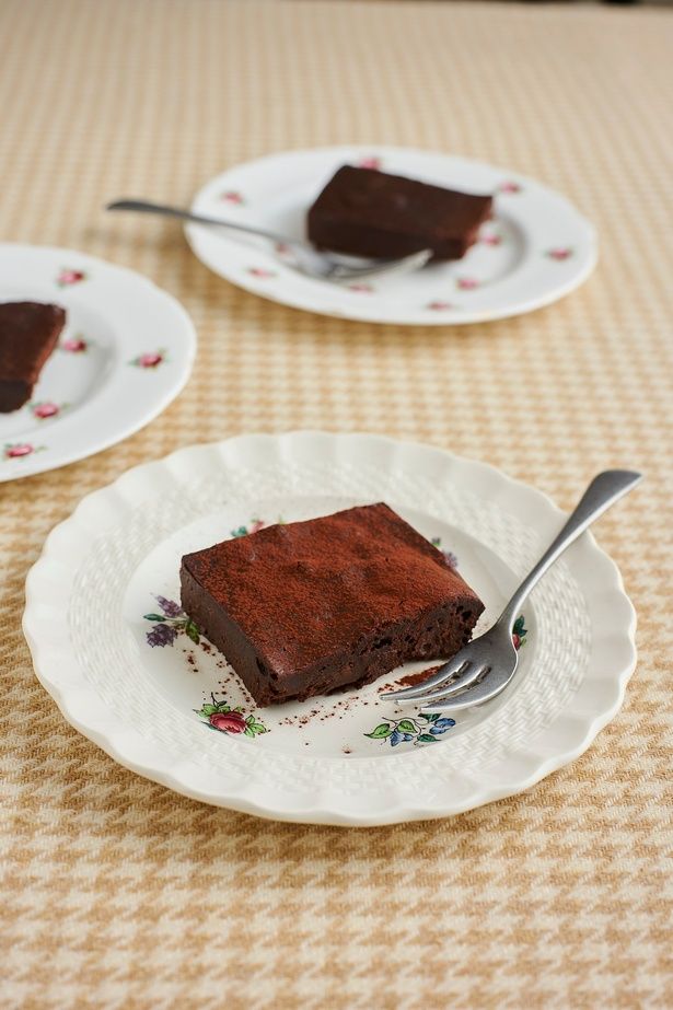 混ぜて焼くだけで見た目はチョコレートケーキ！ （C）青木ゆかり（♪♪maron♪♪）／KADOKAWA