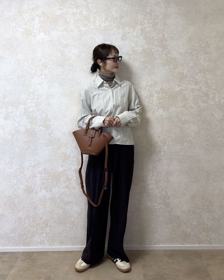 ユニクロブラッシュドジャージーワイドパンツとストライプシャツコーデ