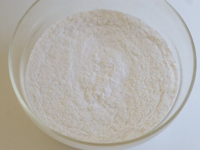 米粉、アーモンドプードル、ベーキングパウダー、塩を合わせて、泡立て器でぐるぐる混ぜ合わせておく