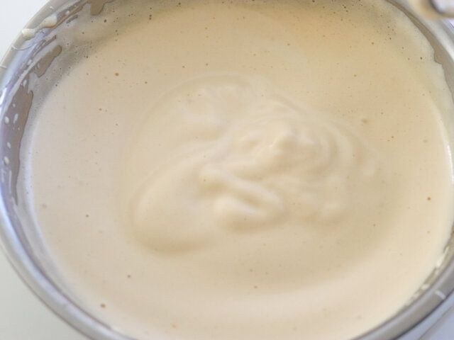 卵、砂糖をボウルに入れ、湯煎で人肌程度まで温めながらハンドミキサーで泡立てる