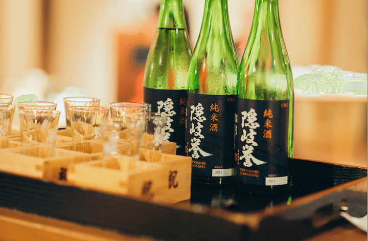 隠岐誉 純米酒の一升瓶と試飲用グラス