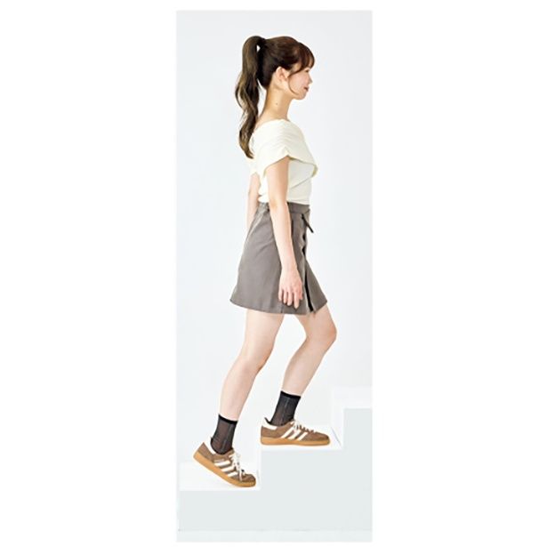 お尻と太ももの裏の力で引き上げる (C)かなぺ／KADOKAWA