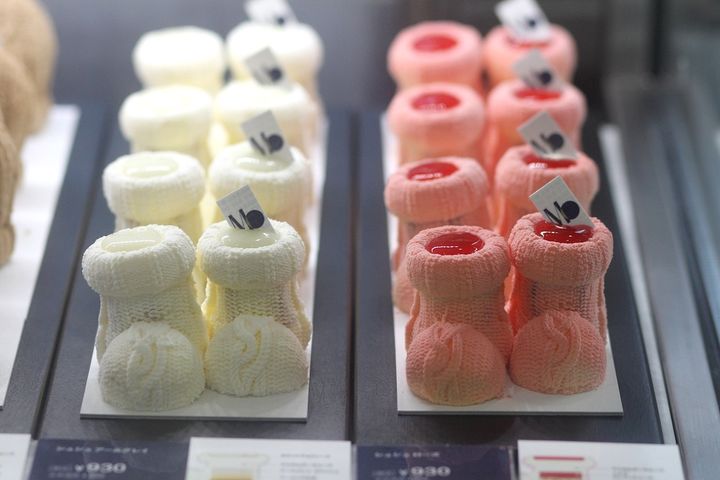 左「シュシュ アールグレイ」、右「シュシュ ローズ」各930円（期間限定）