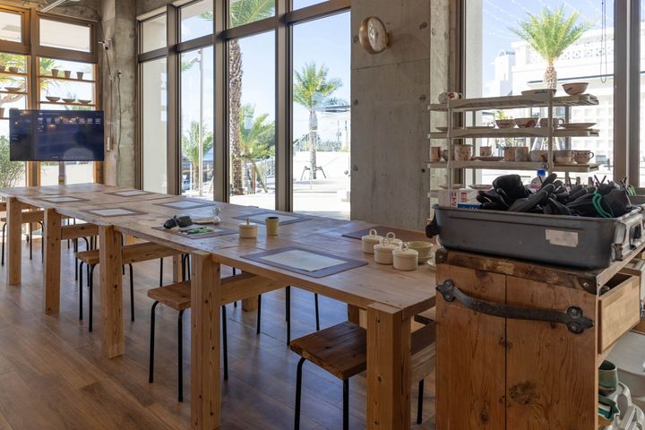 ガラス張りの店内は開放感があり、非日常感が味わえる