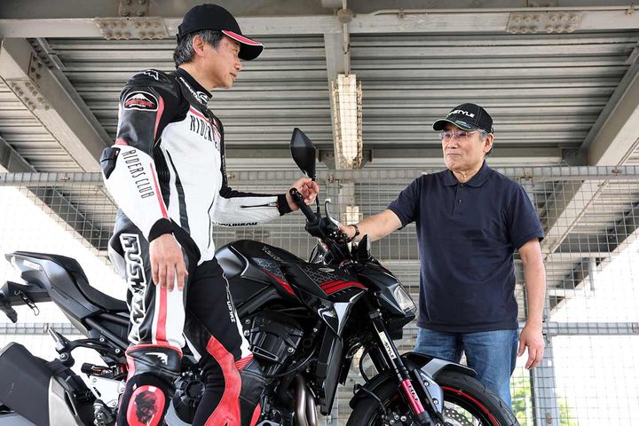 カスタマイズブランドK’s-STYLEの藤木修次代表（右）は、カワサキを扱って半世紀以上のマスター。本誌・河村（左）も30年前からお世話になりっぱなしで、今回も快く試乗車を貸していただいた