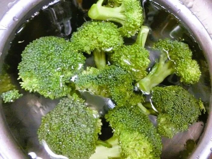 ブロッコリーの汚れを『ごっそり落とす』方法。実は流水だけじゃダメなんです！
