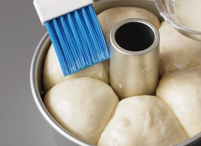 〈バターなし〉シフォン型で焼く、ちぎりパン風「ふんわり食パン」の作り方。生クリームとホワイトチョコレートの甘さとコクがたまりませんよ♪