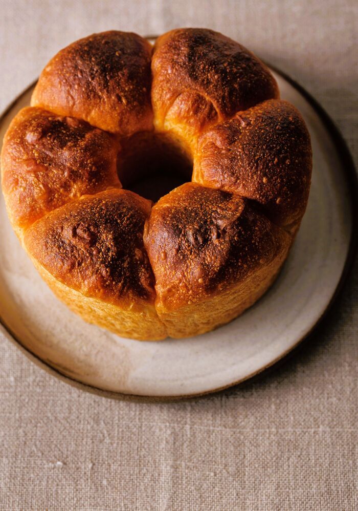 〈バターなし〉シフォン型で焼く、ちぎりパン風「ふんわり食パン」の作り方。生クリームとホワイトチョコレートの甘さとコクがたまりませんよ♪