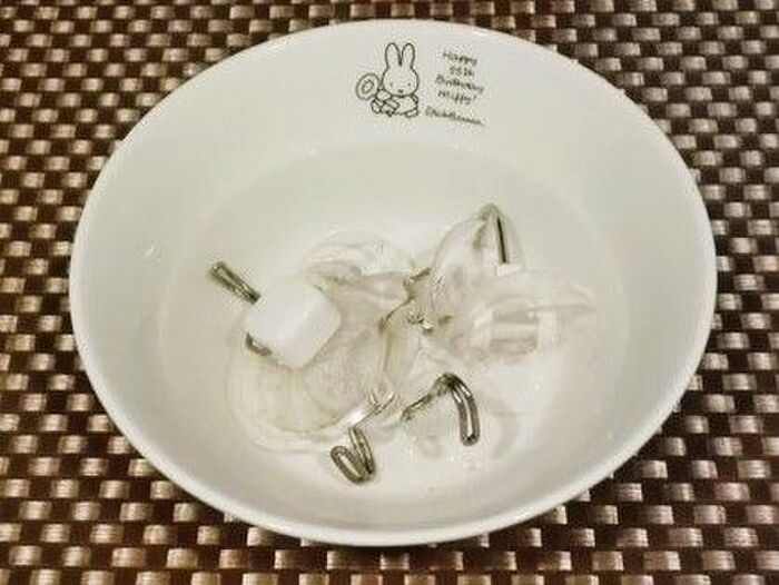 付きが悪くなった「吸盤フック」を復活させる方法。身近なキッチンアイテムがお役立ち！