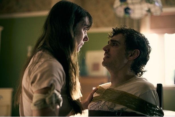 実生活でも夫婦であるアリソン・ブリー(左)とデイヴ・フランコ(右)が共演 [c]2025 Project Foxtrot, LLC