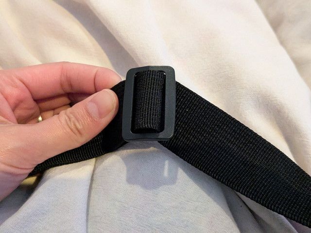 ショルダーストラップの長さ調整パーツのアップ