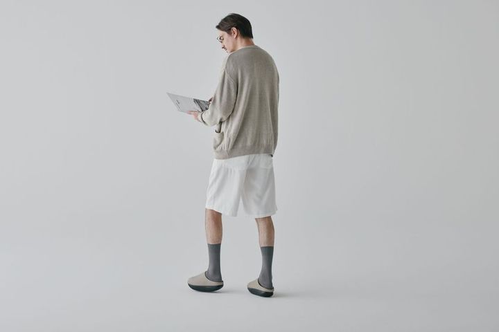 KAMOLEG 2.0 W ベージュカラー着用