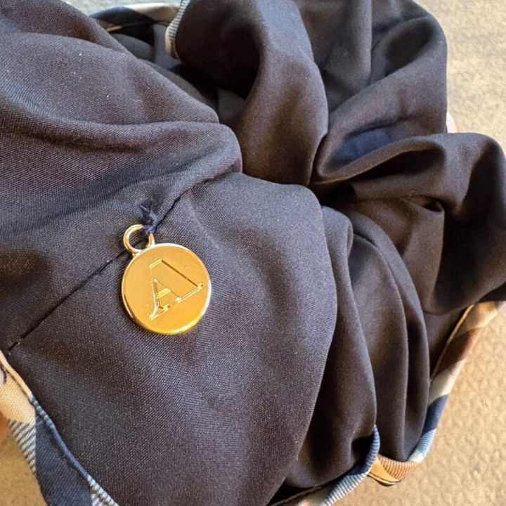 アイコンのクラブチェックに、揺れるチャームがとても上質なシュシュ