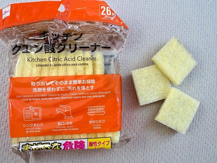 さまざまな掃除用品がある100円ショップのダイソー。今回ご紹介するのは「キッチンクエン酸クリーナー」、26枚入りです。気軽に掃除ができるミニスポンジなので、汚れをためることなくいつでもきれいな状態を保てます。