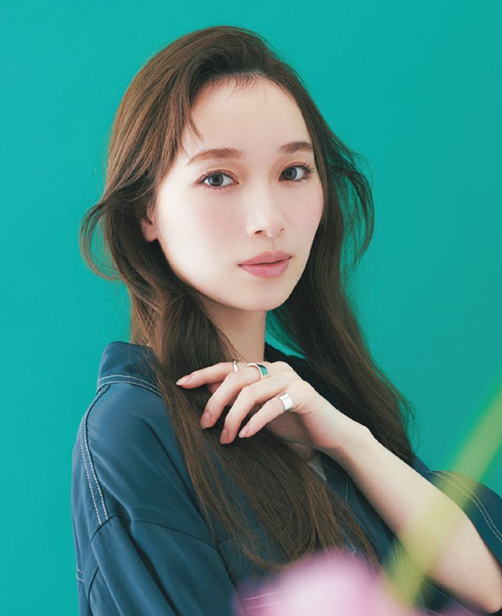 Aの中央のベースカラーを涙袋に、右のローズカラーを二重幅と下の目頭にオン。