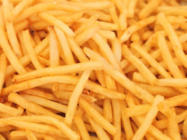 【管理栄養士が回答】「フライドポテトを食べると死亡リスクが上がる」という説が話題になったことがあります。トランス脂肪酸やアクリルアミドが原因とされましたが、実際のところはどうなのでしょうか？ 栄養学の観点から回答します。（※画像：amanaimages）