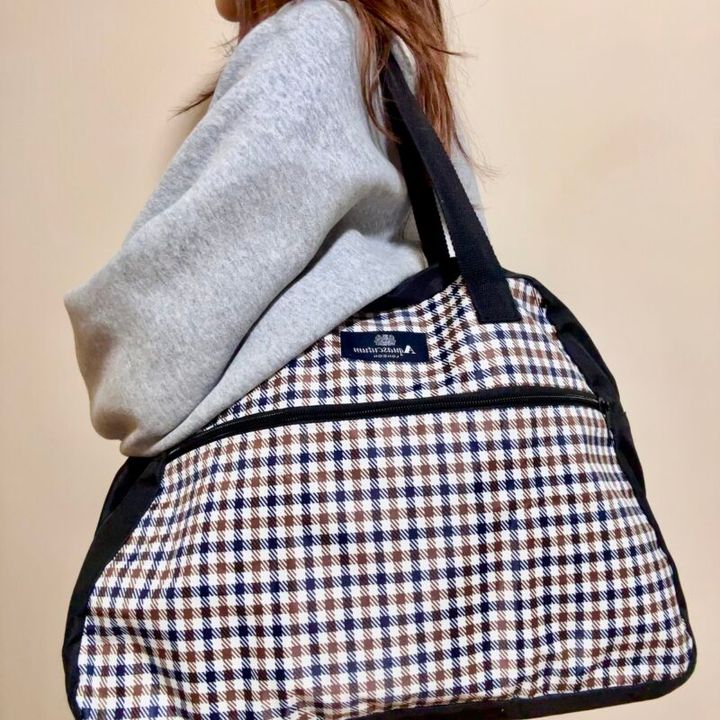 肩から掛けられるので少し重くなっても大丈夫！