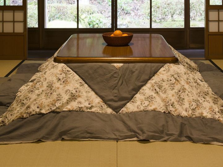 こたつの敷布団の下やカーペットの下に断熱シートを入れるのもいい