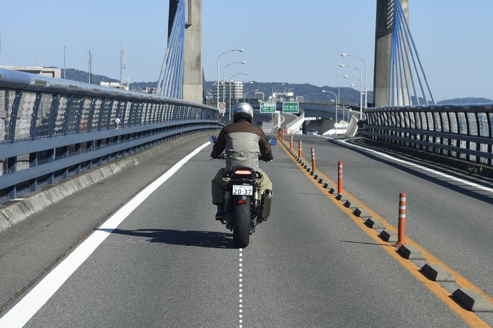 バイクの安定感を高めて横風を受け止める!!