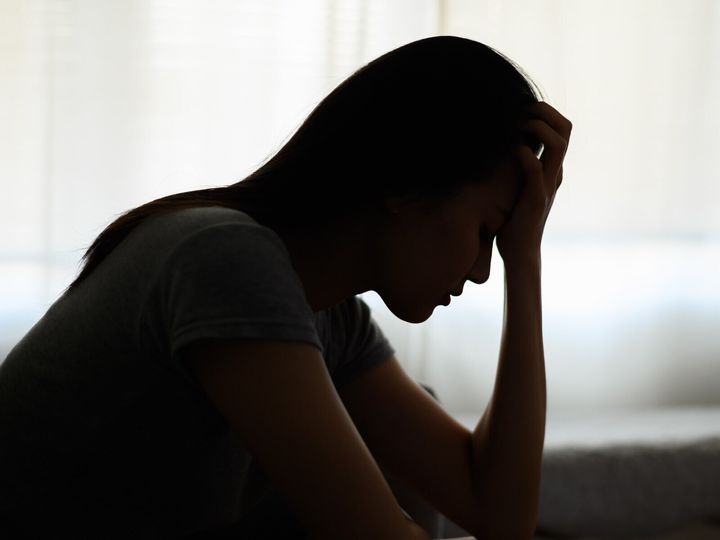 夫婦関係が苦しい時は、「離婚か修復か」の二者択一を自分自身に課すと精神的に追い詰められてしまうことも……。「苦しい」と感じる状況のなかで、あなたがまずやるべき3つのことを夫婦関係の専門家が解説します。※画像：Shutterstock.com