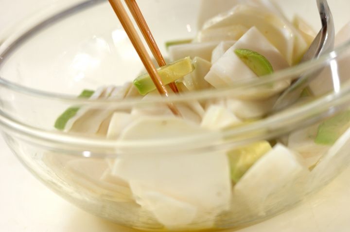 カブとアボカドのサラダの作り方1