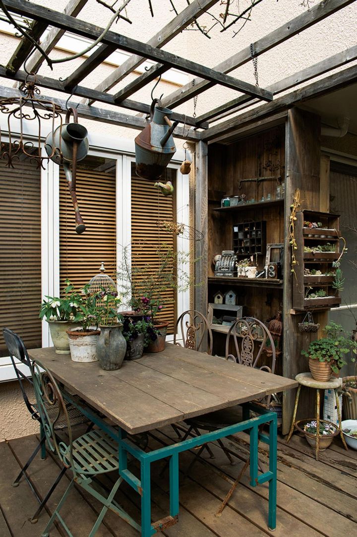 ウッドデッキのテーブルの上には鉢植えのクリスマスローズが。「特にお気に入りは鉢で育てて間近で花を楽しみます」