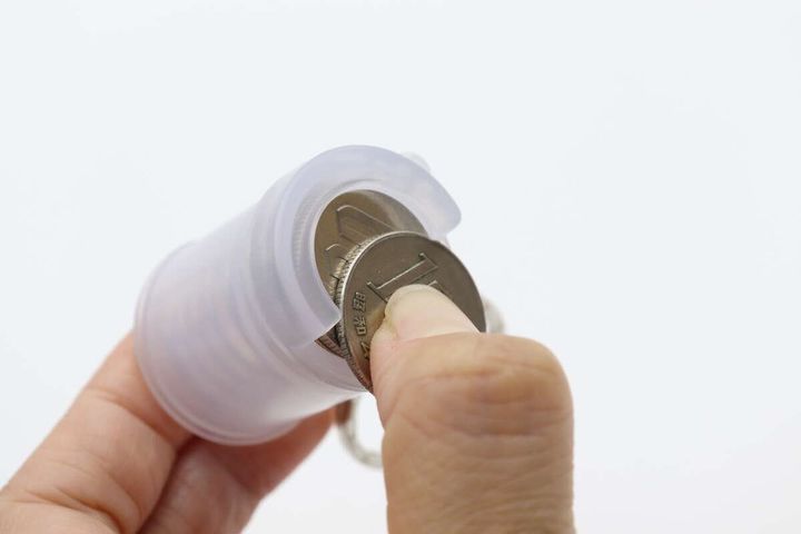 コイン収納キーホルダー（バネ式） 取り出し